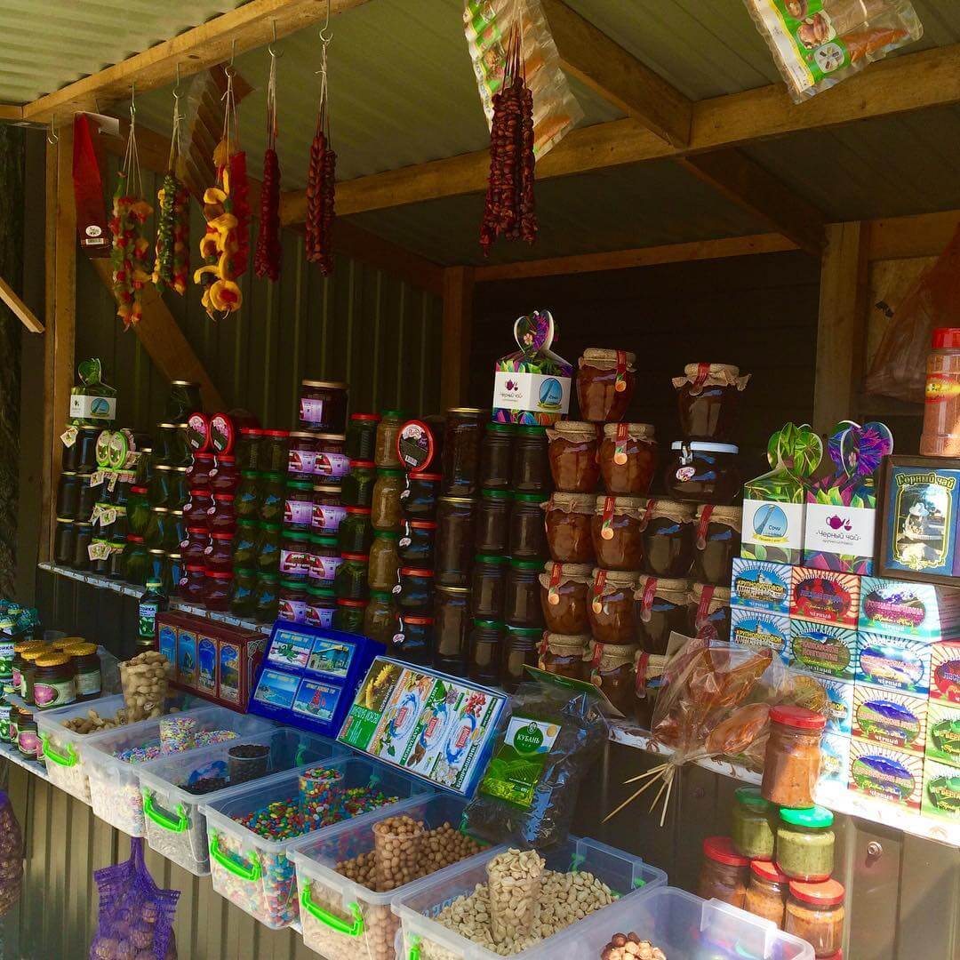 Лавка с различными сладостями, орешками и вареньями