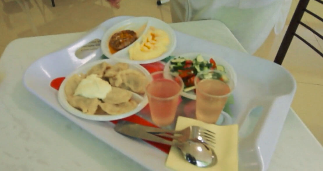 Накрытый стол с едой из столовой