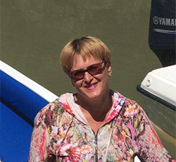 Ответственная за посадку в лодку Светлана